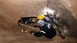 انهيار كهف في حوارة يحاصر شخصين والدفاع المدني يتدخل