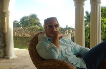 ناجية من ضحايا المجرم الجنسي إبستين تجهش بالبكاء وهي تروي تفاصيل الاعتداء عليها في طائرته (فيديو)