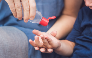 هل النظافة الفائقة مضرة للأطفال؟ .. دراسة تجيب