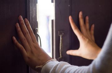 فيديو صادم.. زوجة مصرية توثق لحظة ضبط زوجها مختبئا في شقة ضرتها فيديو صادم.. زوجة مصرية توثق لحظة ضبط زوجها مختبئا في شقة ضرتها