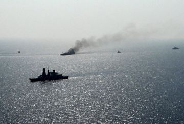 إصابة سفينة بمقذوفين في ميناء البحرين وإجلاء طاقمها