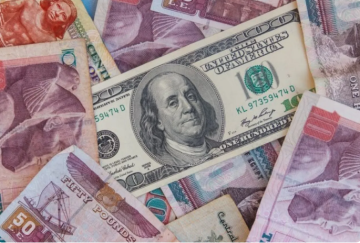 مصر.. الدولار يكسر حاجز 52 جنيها للمرة الأولى في السوق المصرفية