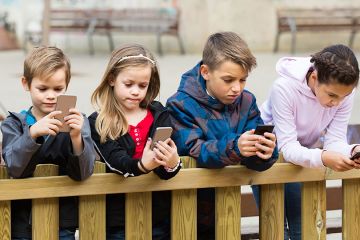 الحكومة تستجيب لمذكرة نيابية لحماية الأطفال من مخاطر منصات التواصل الاجتماعي الحكومة تستجيب لمذكرة نيابية لحماية الأطفال من مخاطر منصات التواصل الاجتماعي