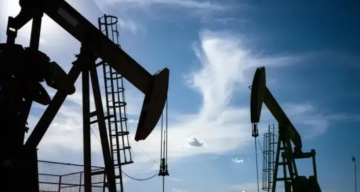 النفط يكسر حاجز الـ 100 دولار في الأسواق قبل الافتتاح الرسمي