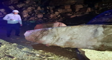 بلدية سويمه تتعامل مع انهيار صخري على طريق البحر الميت بلدية سويمه تتعامل مع انهيار صخري على طريق البحر الميت