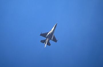  سنتكوم تؤكد هبوط مقاتلة F-16 اضطراريا في إحدى قواعدها بالشرق الأوسط