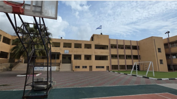 الضفة .. مستوطنون يقتحمون مدرسة فلسطينية ويرفعون علم إسرائيل