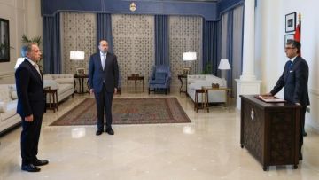 السواعير وعبابنة والشافعي يؤدون اليمين أمام رئيس الوزراء السواعير وعبابنة والشافعي يؤدون اليمين أمام رئيس الوزراء