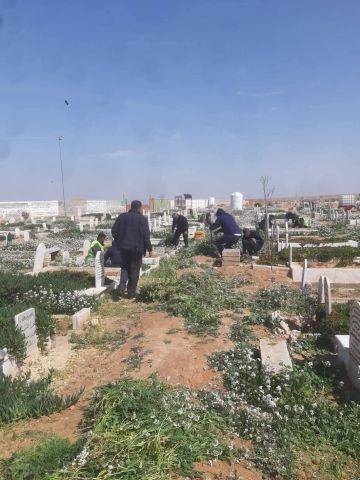 بلدية مادبا الكبرى تنفذ حملة صيانة في المقابر والحدائق