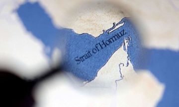 نواب إيرانيون يقترحون فرض رسوم على مرور سفن الشحن عبر هرمز