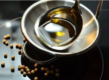 اكتشف هل زيت الزيتون يزيد الوزن حقا وما علاقته بالكوليسترول والصحة العامة