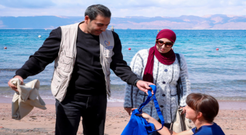 سلطة العقبة توزع أكياسا قماشية على زوار الشواطئ ضمن حملة اتركها نظيفة 