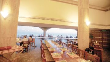  50 تراجع الإقبال على المطاعم السياحية بسبب التوترات العسكرية الإقليمية