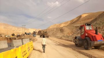 الأشغال: قوة السيول تتسبب بانجراف مقطع من طريق الطفيلة - الكرك الأشغال: قوة السيول تتسبب بانجراف مقطع من طريق الطفيلة - الكرك