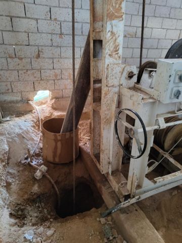 المياه: ضبط حفارة تحفر بئر مخالفة داخل غرفة مغلقة في المفرق