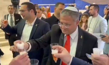 وزراء ونواب اسرائيليون يحتفلون بإقرار القانون