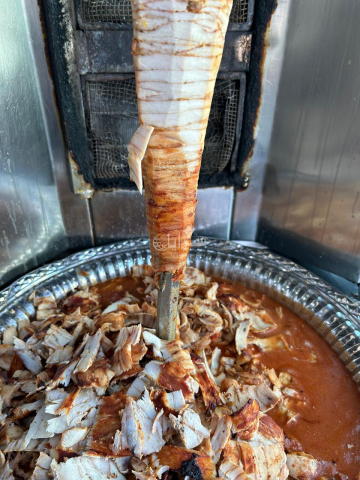 إغلاق مطعم شاورما ومأكولات شعبية وسوبر ماركت ومحال حلويات مخالفة في المفرق .. صور