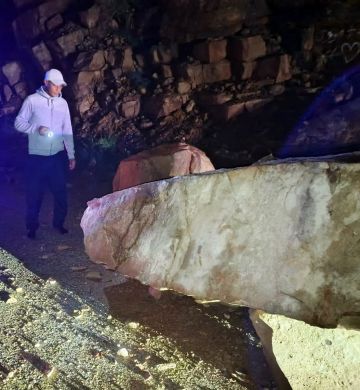 انهيار صخري على طريق البحر الميت