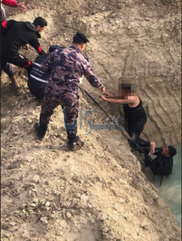 بالصور .. إنقاذ شاب تعرض للسقوط داخل بركة زراعية بالاغوار الشمالية