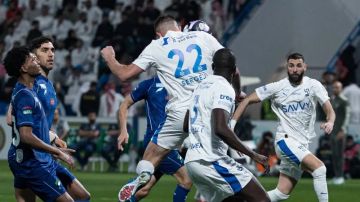 الهلال يهزم الفتح ويزيح الأهلي عن الوصافة