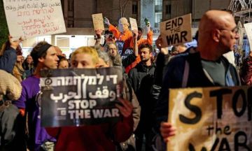 إسرائيليون يتظاهرون في القدس الغربية احتجاجا على الهجمات على إيران إسرائيليون يتظاهرون في القدس الغربية احتجاجا على الهجمات على إيران