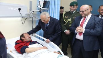 العيسوي يطمئن على مواطن إثر إصابته بشظايا صاروخ