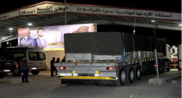 بتوجيه ملكي .. الأردن يرسل قافلة مساعدات من 25 شاحنة إلى لبنان بتوجيه ملكي .. الأردن يرسل قافلة مساعدات من 25 شاحنة إلى لبنان