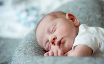 الحبوب في وجه الرضيع .. متى تكون طبيعية ومتى تستدعي الطبيب؟