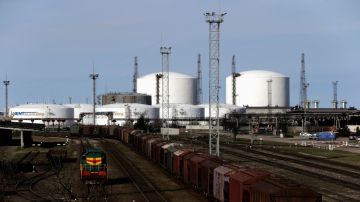 النفط يهبط بأكثر من 13 بعد تأجيل ترامب قصف البنية التحتية للطاقة الإيرانية