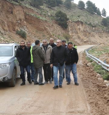بالصور ... وزير الأشغال يتفقد طرق تضررت من السيول في الطفيلة والكرك