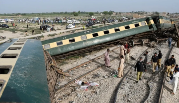 حادث قطار مروع في باكستان.. 25 مصابا بينهم 8 حالات حرجة