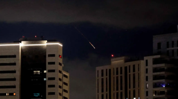 إصابة 8 مواقع في تل أبيب الكبرى عقب سقوط صاروخ عنقودي إيراني