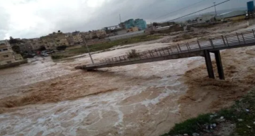 ارتفاع منسوب المياه في الزرقاء يعرقل حركة السير في شوارع رئيسية