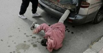 الأمن يلاحق سائق حافلة ألقى طالبة مدرسة أرضا