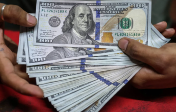 تراجع الدولار مع انحسار أسعار النفط