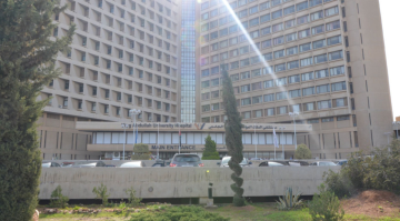 تصاعد دخان في مستشفى الملك عبدالله المؤسس إثر تماس كهربائي بغرفة غير مخصصة للمرضى تصاعد دخان في مستشفى الملك عبدالله المؤسس إثر تماس كهربائي بغرفة غير مخصصة للمرضى