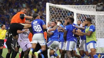 بعد طرد الحكم 23 لاعبا .. موقعة مينيرو تكسر الأرقام القياسية في البرازيل