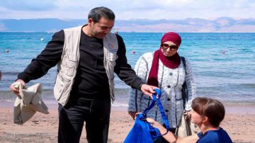 سلطة العقبة توزع أكياسا قماشية على زوار الشواطئ ضمن حملة اتركها نظيفة سلطة العقبة توزع أكياسا قماشية على زوار الشواطئ ضمن حملة اتركها نظيفة