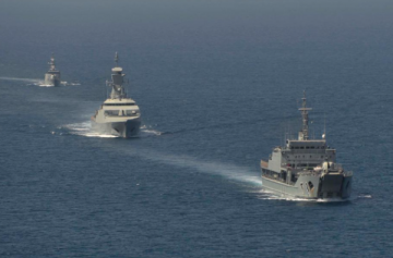 البحرية العمانية تنقذ طاقم سفينة شحن