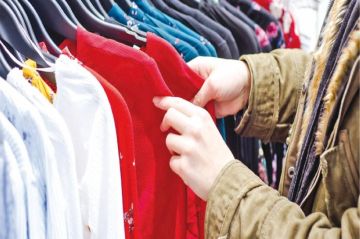 انتعاش أسواق الألبسة مع صرف الرواتب مبكرا ومطالبات بعدالة الطرود البريدية عاجل