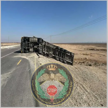 حادث تدهور مركبة على الطريق الصحراوي