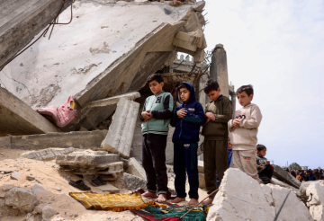 أطفال غزة يتحدون الدمار .. ركعاتهم رسالة حياة للأمة