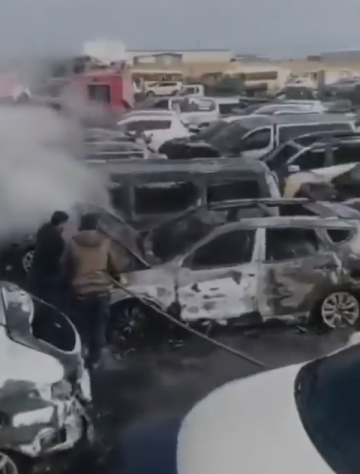 حريق جراء سقوط شظية يأتي على سيارات في معبر نصيب الحدودي