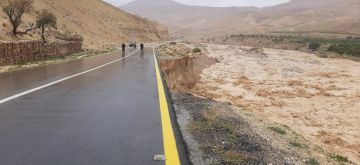 فيضان سد شيظم يتسبب بانجراف في الطريق الملوكي بمنطقة اللعبان.. وإغلاق الطريق احترازيا فيضان سد شيظم يتسبب بانجراف في الطريق الملوكي بمنطقة اللعبان.. وإغلاق الطريق احترازيا