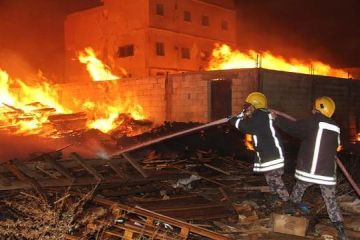 الدفاع المدني يخمد حريقا شب في مستودع أخشاب في القويسمة