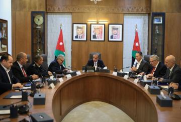 رئيس الوزراء يترأس اجتماعا لتسهيل إجراءات المناولة والشحن في موانئ العقبة رئيس الوزراء يترأس اجتماعا لتسهيل إجراءات المناولة والشحن في موانئ العقبة