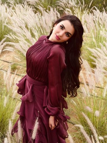 مس دعاء بفستان برغندي ساحر وسط الحقول