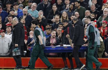 إصابة مروعة للاعب غلطة سراي.. بتر جزء من إصبعه خلال مواجهة ليفربول