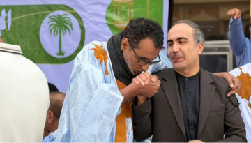 مشاهد تقبيل يد السفير الإيراني خلال إفطار تثير جدلا في موريتانيا