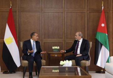 وزير الخارجية يلتقي نظيره المصري